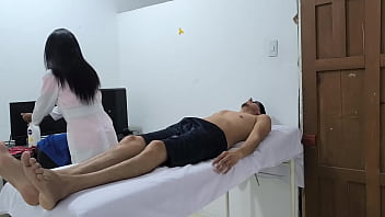 "masaje mulata de 20 años con nalgas perfectas seduce en la sala de masajes"