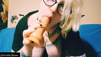 Estrella steam sucks her dildo