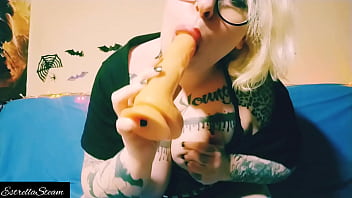 Estrella steam sucks her dildo