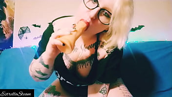 Estrella steam sucks her dildo