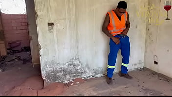 Encontrei o jonh rick batendo punheta na obra e fui ajudar 1