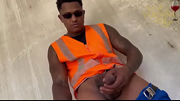 Encontrei o jonh rick batendo punheta na obra e fui ajudar 1