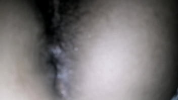 La encuentro en la cama con un dildo metido en el culo y termino follándola hasta que se corre