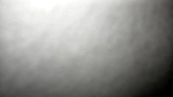 La encuentro en la cama con un dildo metido en el culo y termino follándola hasta que se corre