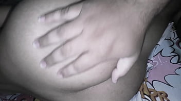 La Encuentro En La Cama Con Un Dildo Metido En El Culo Y Termino Follándola Hasta Que Se Corre thumbnail