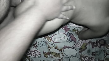 La encuentro en la cama con un dildo metido en el culo y termino follándola hasta que se corre