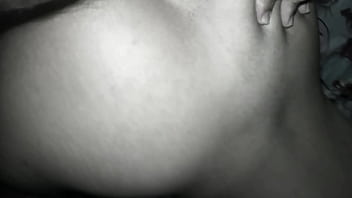 La encuentro en la cama con un dildo metido en el culo y termino follándola hasta que se corre