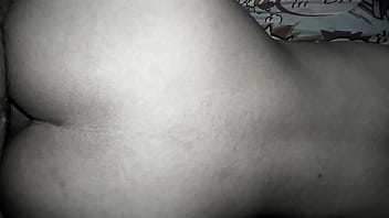 La encuentro en la cama con un dildo metido en el culo y termino follándola hasta que se corre