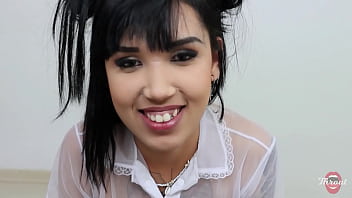 Meia irmã mestiça me fazendo um boquete se faz de timida mas adora dar pra geral