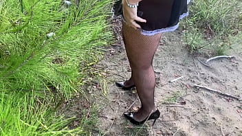 En pleine promenade dans la forêt une envie audacieuse me prend m'exhiber et