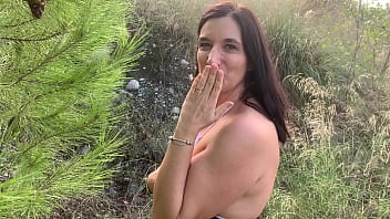 En Pleine Promenade Dans La Forêt Une Envie Audacieuse Me Prend M'exhiber Et thumbnail