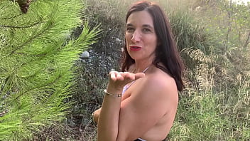 En pleine promenade dans la forêt une envie audacieuse me prend m'exhiber et