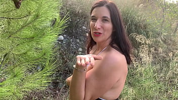 En pleine promenade dans la forêt une envie audacieuse me prend m'exhiber et