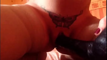 Pute a black troyenne joue avec un enorme gode