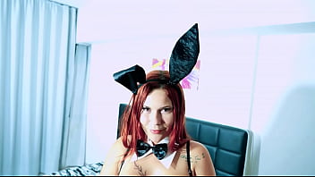 Negão come ruiva safada com força vestida de coelhinho