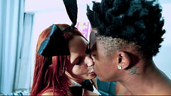 Negão come ruiva safada com força vestida de coelhinho