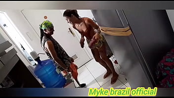 Minha amiga bea veio a minha casa para fazer o almoco ela ficou me provocando usando um short curtinho não resisti e comi o cuzinho apertado com força completo no red e no sheer