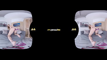 Redhead gets off while pissing in virtual reality