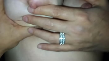 Siento la leche en mi panocha y me aprieto las tetas de placer Siento la leche en mi panocha y me aprieto las tetas de placer