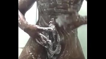 Breno Punhetando Ao Lavar Seu Belo Mastro thumbnail