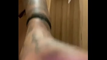 Safada mijando em banheiro publico com outros olhando