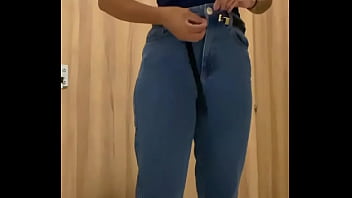 Safada mijando em banheiro publico com outros olhando