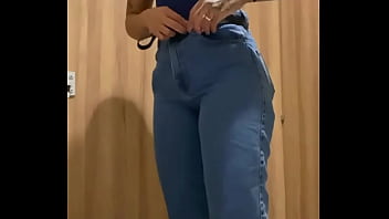 Safada mijando em banheiro publico com outros olhando