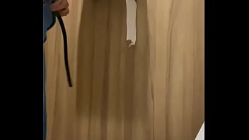 Safada mijando em banheiro publico com outros olhando Safada mijando em banheiro publico com outros olhando