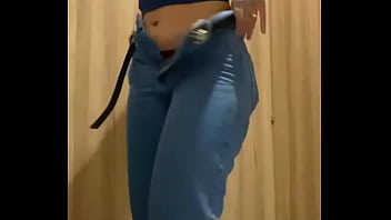 Safada mijando em banheiro publico com outros olhando