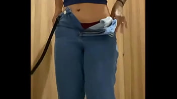 Safada mijando em banheiro publico com outros olhando