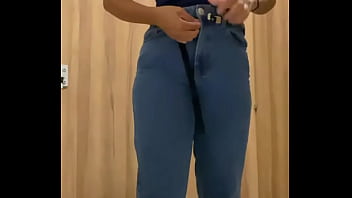 Safada mijando em banheiro publico com outros olhando