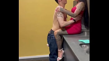 O boy faz uma visitinha pra gata que ja estava de vestidinho e sem calcinha