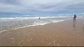 Fudendo a morena gostosa na praia de copacabana com todo mundo olhando