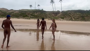 Fudendo a morena gostosa na praia de copacabana com todo mundo olhando