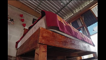 Sin nada debajo del vestido latina arregla la cama tremenda cola que enseña