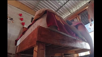 Sin nada debajo del vestido latina arregla la cama tremenda cola que enseña Sin nada debajo del vestido latina arregla la cama tremenda cola que enseña