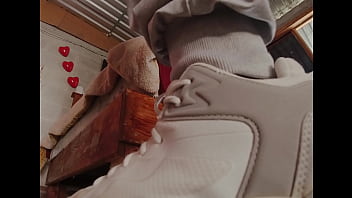 Sin nada debajo del vestido latina arregla la cama tremenda cola que enseña Sin nada debajo del vestido latina arregla la cama tremenda cola que enseña