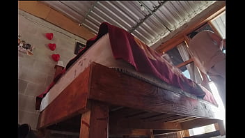 Sin nada debajo del vestido latina arregla la cama tremenda cola que enseña