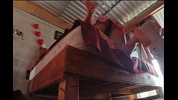 Sin nada debajo del vestido latina arregla la cama tremenda cola que enseña