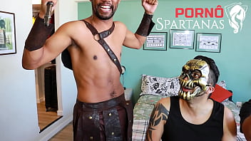 Patty cospe no pau e senta que é uma delícia