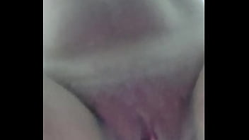 Chica joven baila al frente del lente