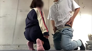 彼女とゲームした後にちんちん触ってほしいってお願いしたら恥ずかしがりながら、、