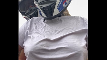 Motogirl mulher da 99 pega passageiro homem e pede pra ele coçar os bico dos seus peitos enquanto pilota ele fica com pau duro encima da moto e goza nela toda