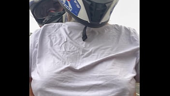 Motogirl mulher da 99 pega passageiro homem e pede pra ele coçar os bico dos seus peitos enquanto pilota ele fica com pau duro encima da moto e goza nela toda