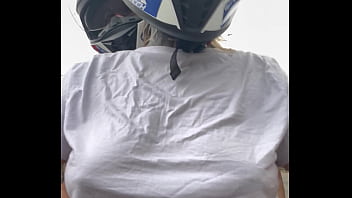 Motogirl mulher da 99 pega passageiro homem e pede pra ele coçar os bico dos seus peitos enquanto pilota ele fica com pau duro encima da moto e goza nela toda