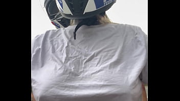 Motogirl mulher da 99 pega passageiro homem e pede pra ele coçar os bico dos seus peitos enquanto pilota ele fica com pau duro encima da moto e goza nela toda