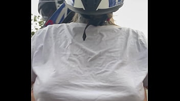 Motogirl mulher da 99 pega passageiro homem e pede pra ele coçar os bico dos seus peitos enquanto pilota ele fica com pau duro encima da moto e goza nela toda