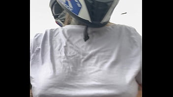 Motogirl mulher da 99 pega passageiro homem e pede pra ele coçar os bico dos seus peitos enquanto pilota ele fica com pau duro encima da moto e goza nela toda