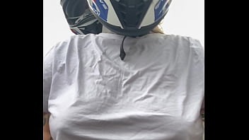Motogirl mulher da 99 pega passageiro homem e pede pra ele coçar os bico dos seus peitos enquanto pilota ele fica com pau duro encima da moto e goza nela toda