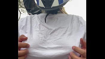 Motogirl mulher da 99 pega passageiro homem e pede pra ele coçar os bico dos seus peitos enquanto pilota ele fica com pau duro encima da moto e goza nela toda